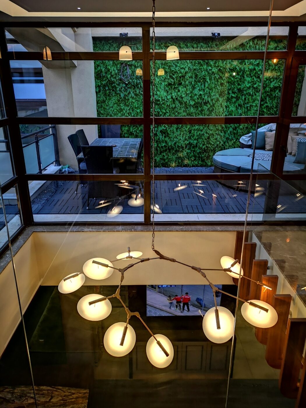 Lustre și vedere spre curte penthouse Pipera