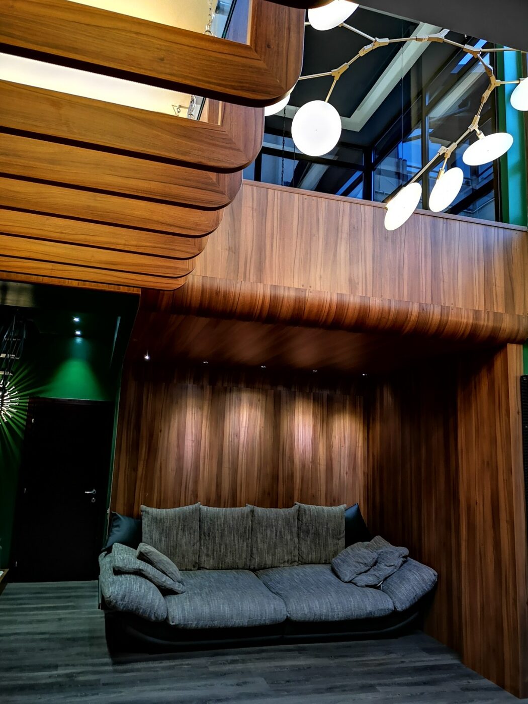 Canapea și perete lemn penthouse Pipera