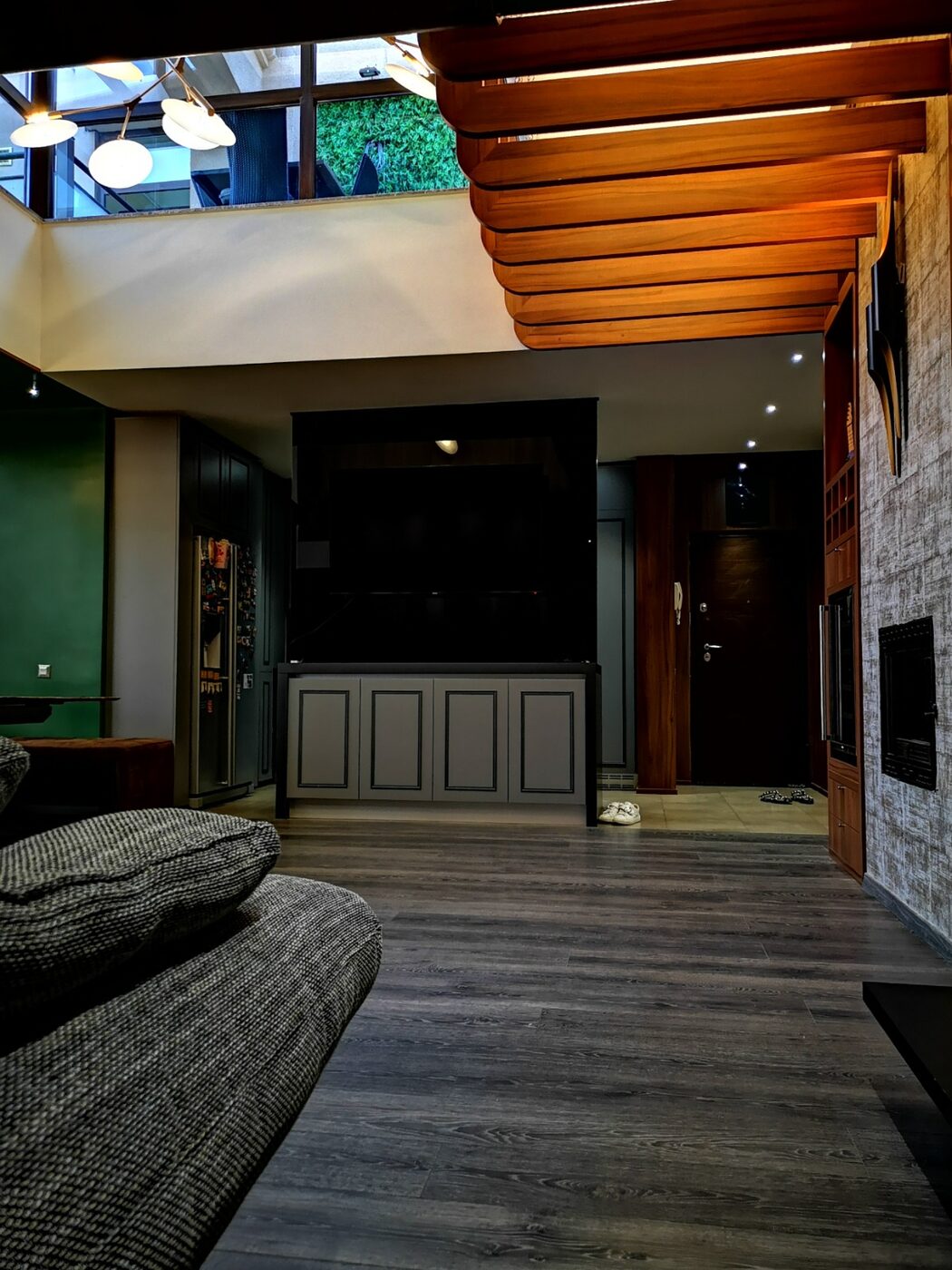 Vedere living cu TV penthouse Pipera