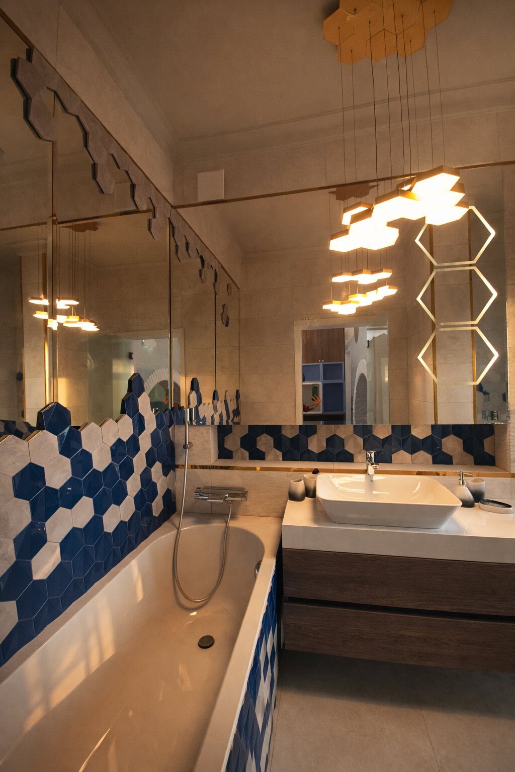 Detaliu placaj hexagonal cadă baie copil