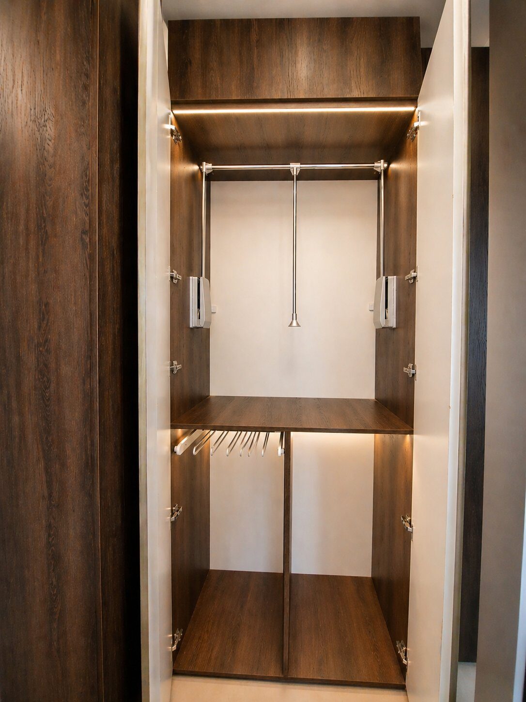Dressing cu bare culisante pentru haine
