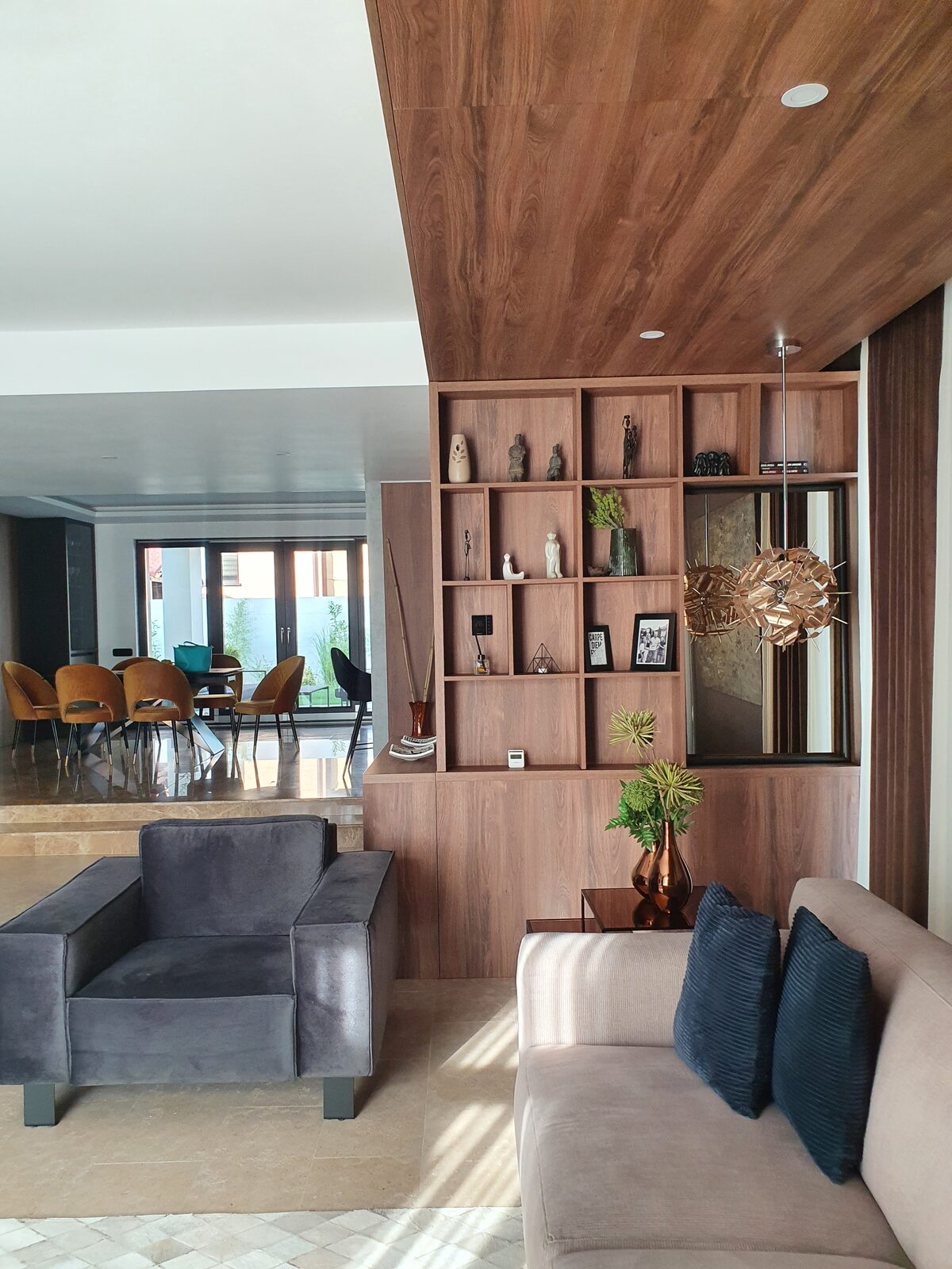 Perete bibliotecă și acces spre dining